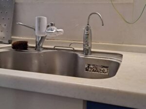 三重キッチン取付け隊　浄水器の取り外し　施工前　